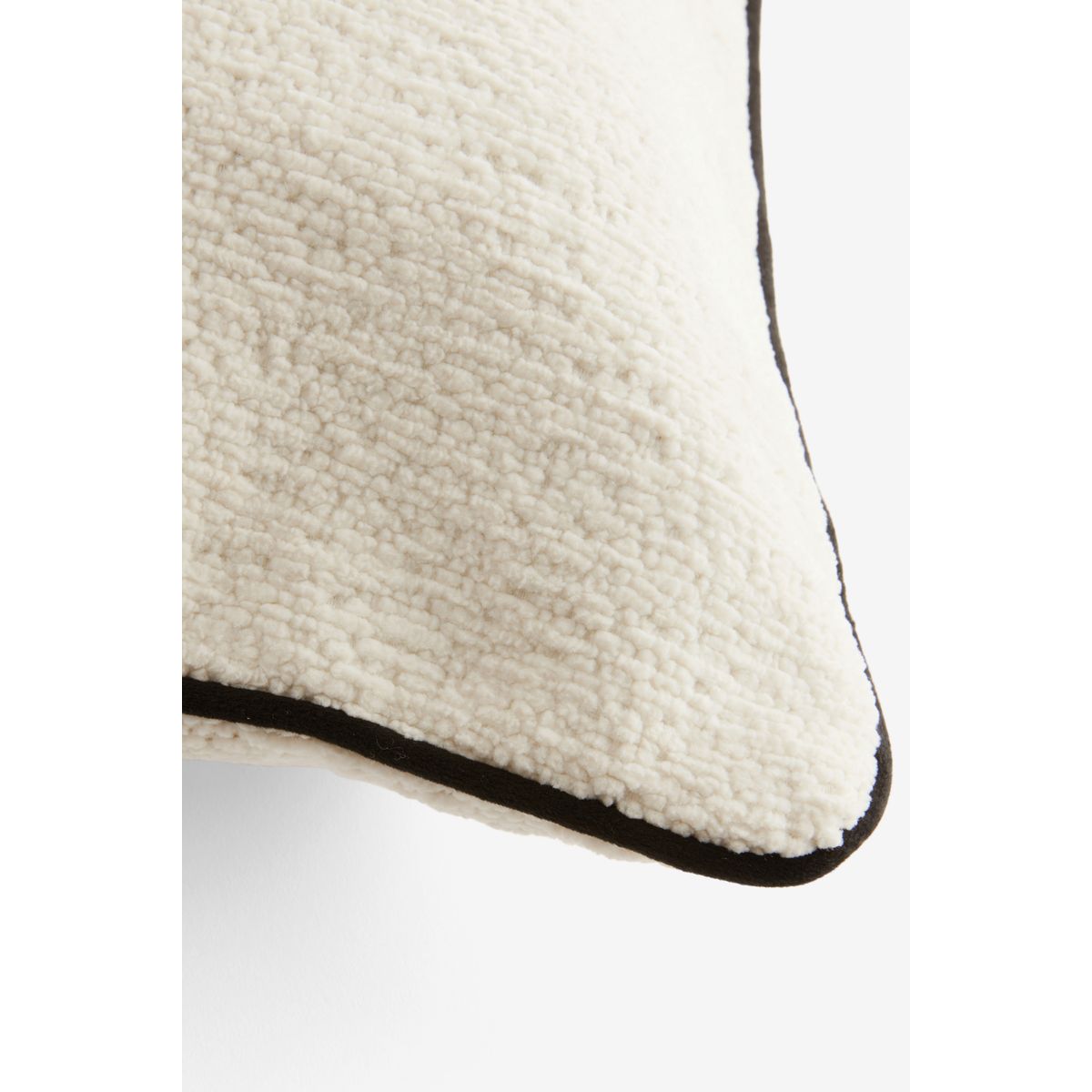 Coussin texturé en chenille bouclée ivoire, NEXT