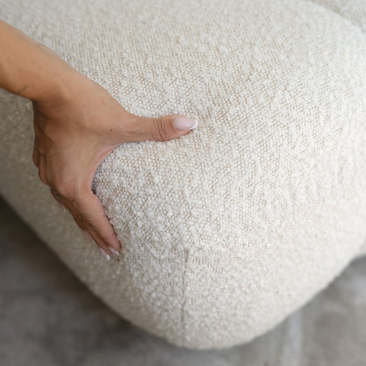 Ensemble fauteuil et pouf en tissu bouclé - TEDDY blanc, MAISON PAVANE