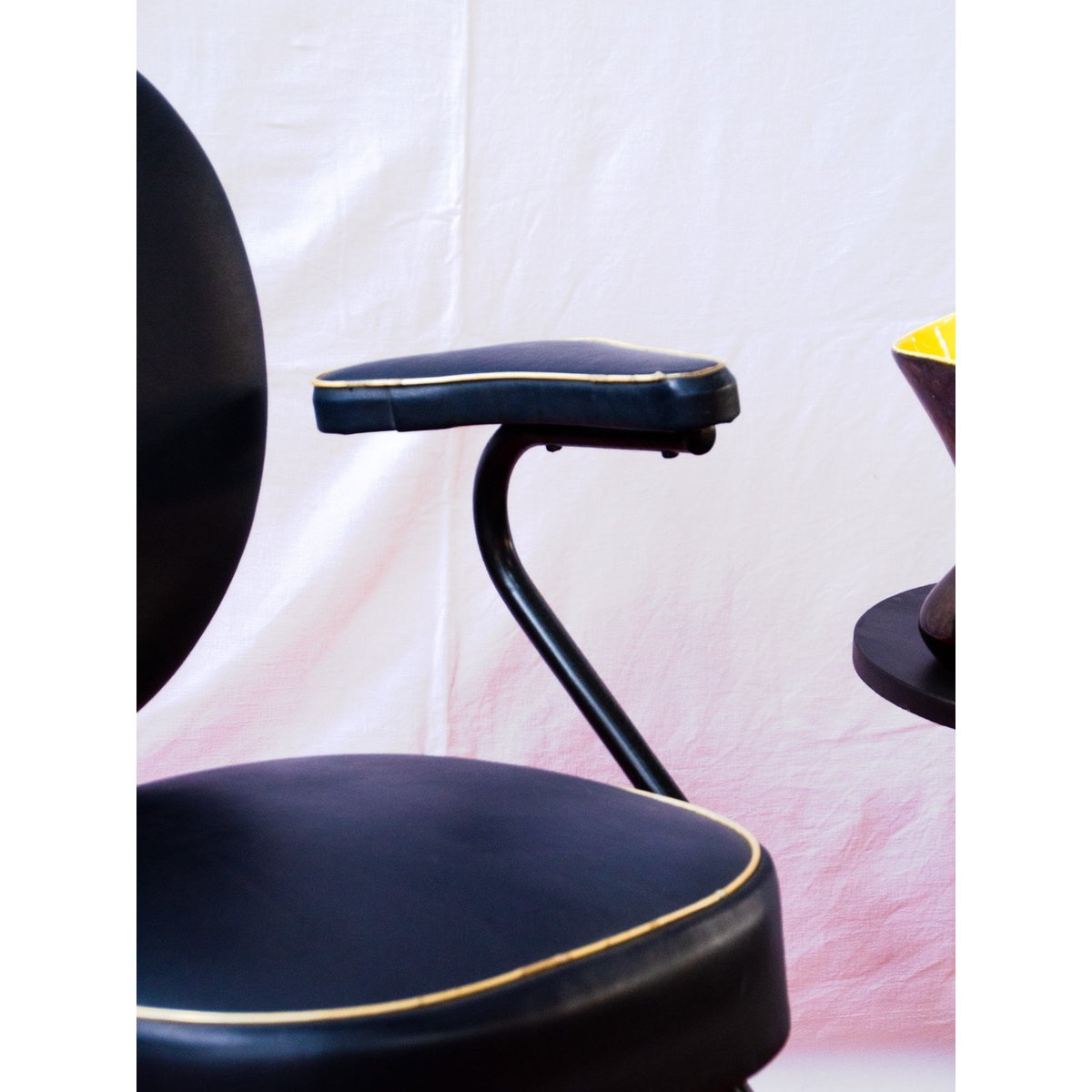 Fauteuil en skaï bleu foncé Jakob N°1444 - Bon état bleu foncé, DEBONGOUT