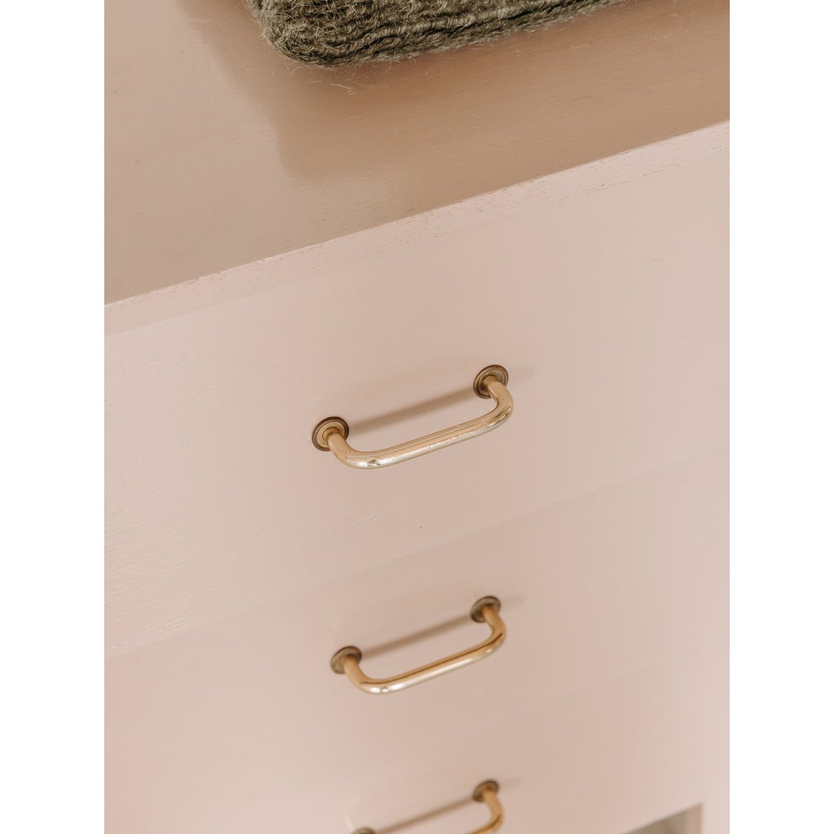Commode au bois teint en mauve Olga N°1106 - Bon état violet, DEBONGOUT