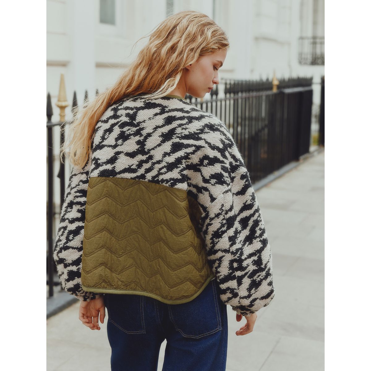 Veste boutonnée en peau lainée duveteuse vert olive/impression monochrome, NEXT