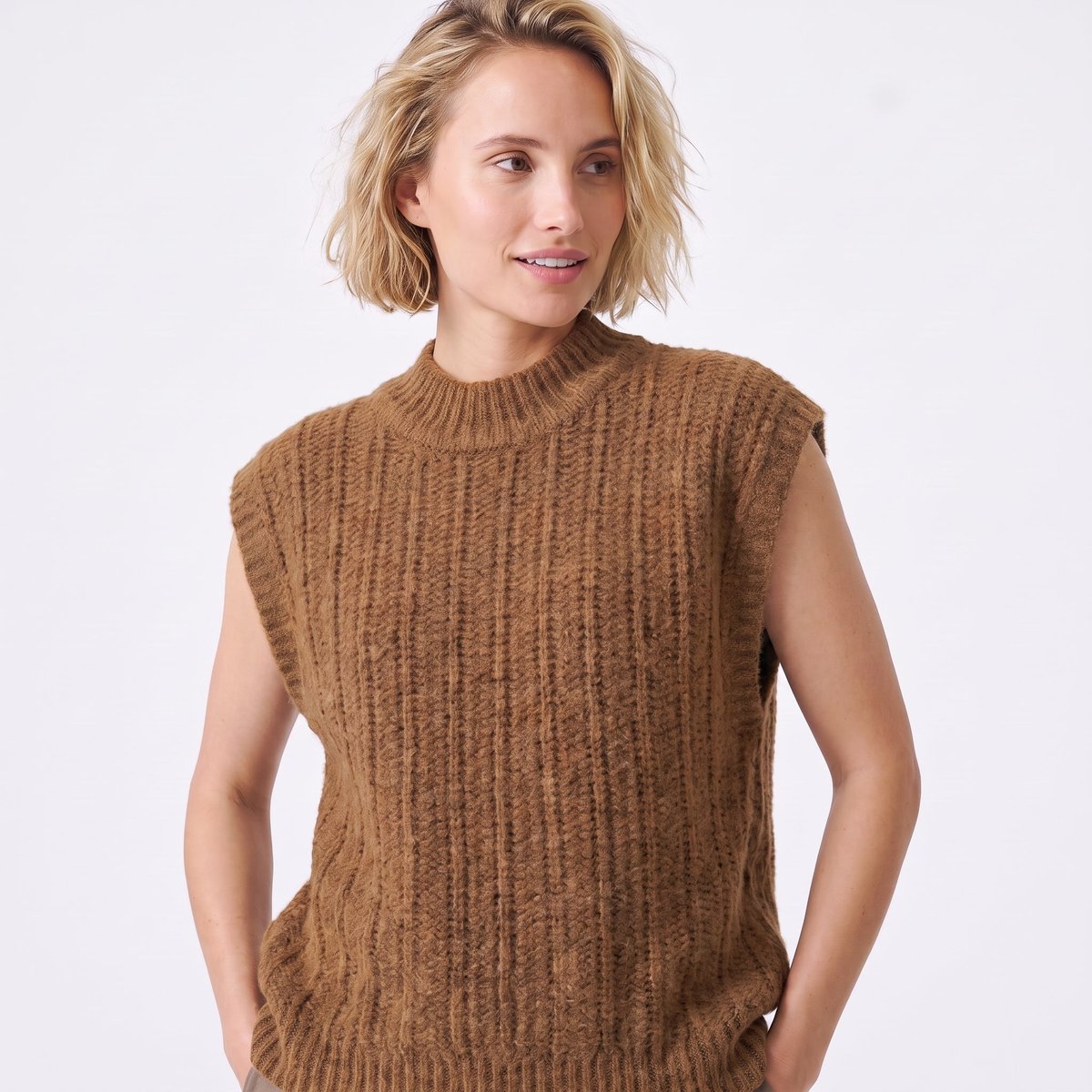 Pull sans manches col montant maille torsadée LUNAIA camel, ARTLOVE