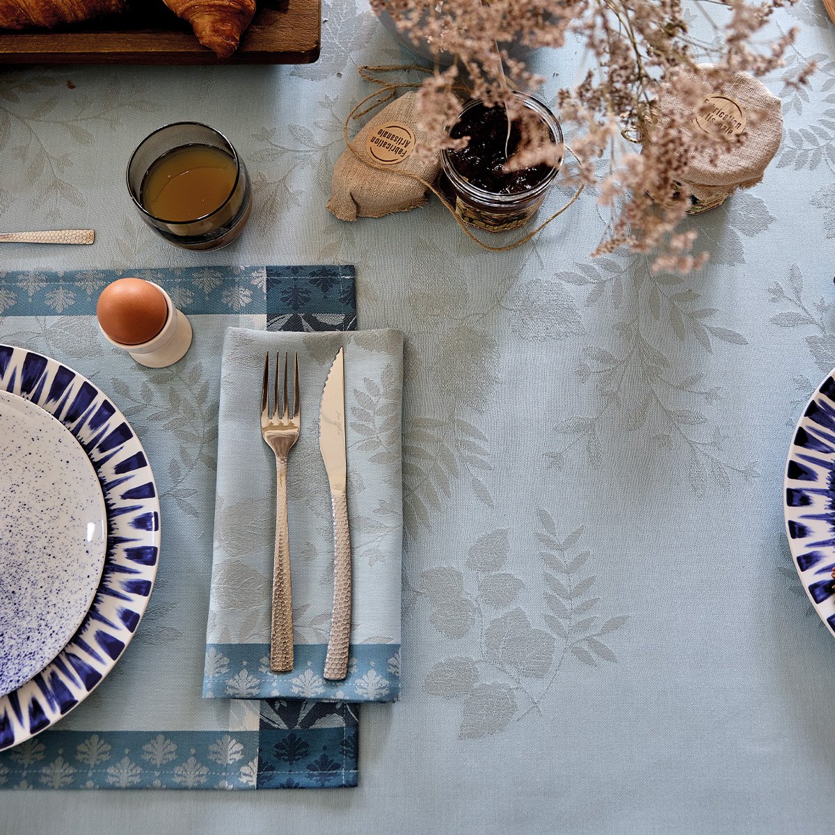 Nappe enduite Manor Lane bleu lupin, LE JACQUARD FRANCAIS