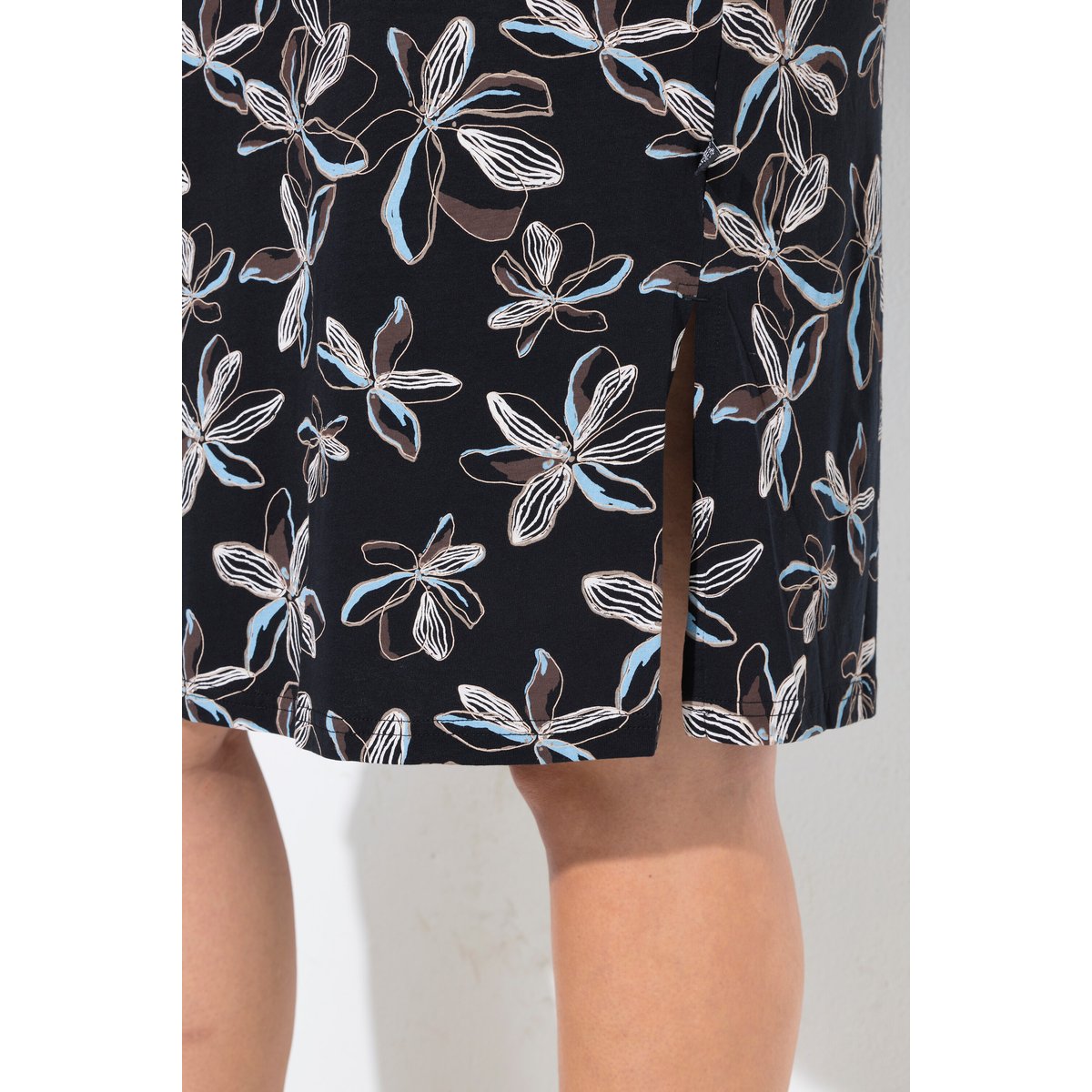 Grand T-shirt en coton bio, motif floral noir, ULLA POPKEN
