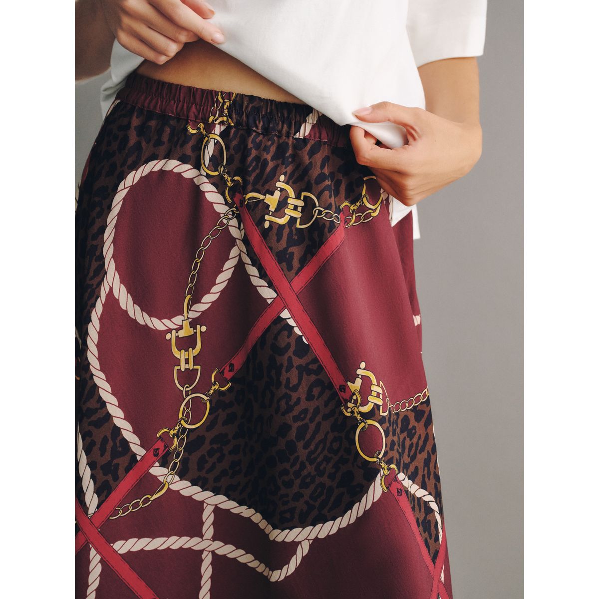 Jupe mi-longue en satin mat impression rouge bordeaux, NEXT