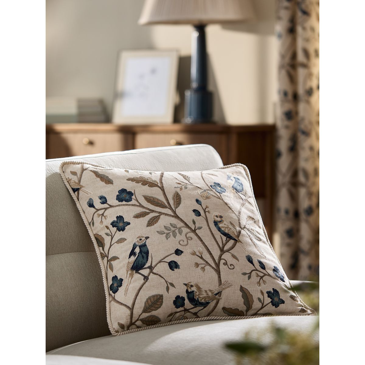 Coussin à motif oiseau brodé 50 x 50 cm naturel/bleu, NEXT