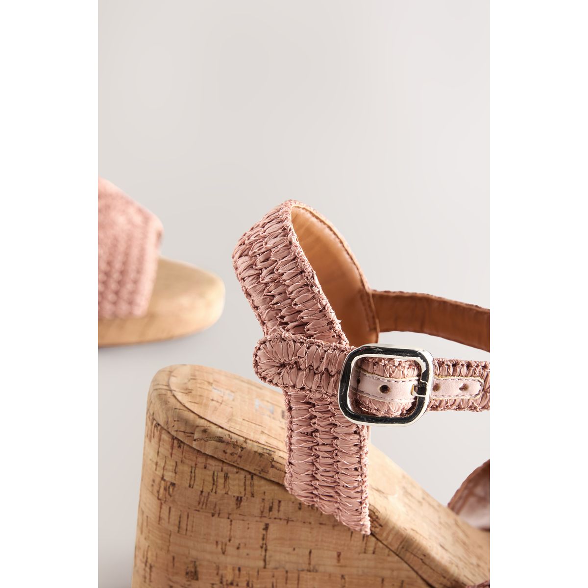 Chaussures compensées en crochet rose, NEXT