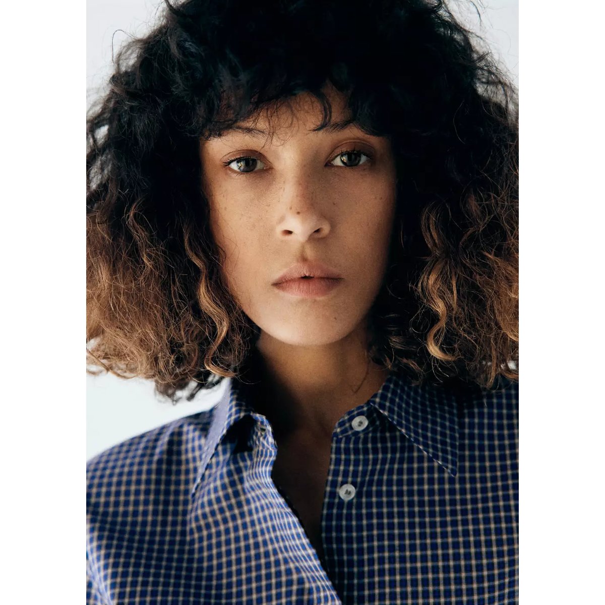 Chemise cintrée à carreaux bleu marine, MANGO