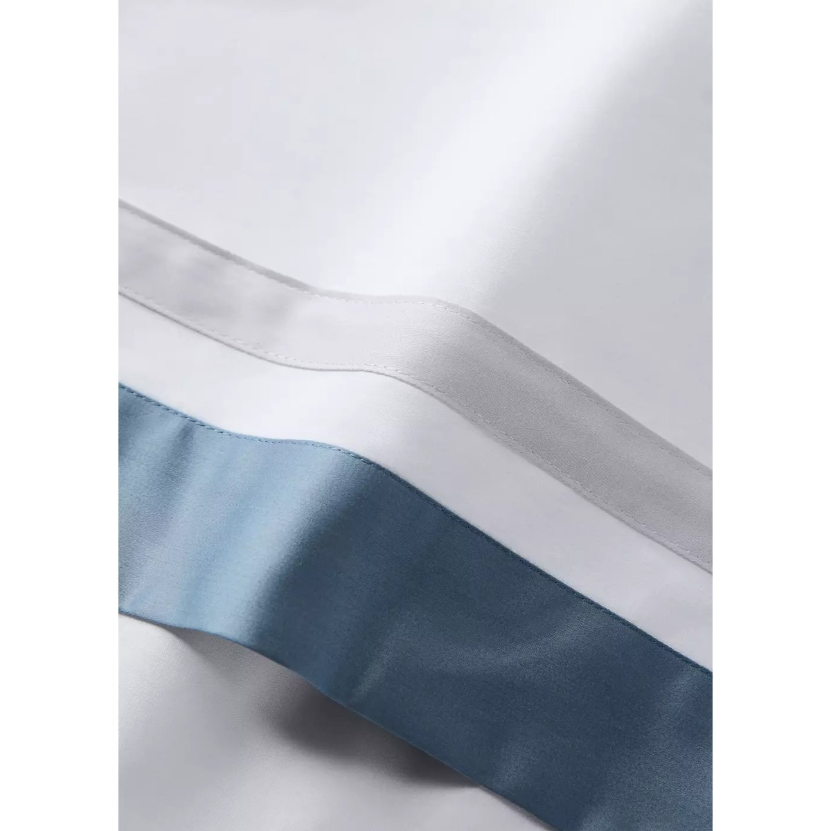 Drap plat avec ruban large contrasté en satin Lit 180/200 cm bleu, MANGO HOME