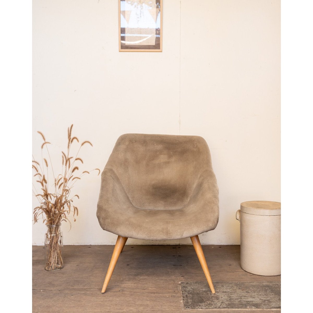 Fauteuil en bois et velours beige Ernest N°1548 - Bon état bois clair, DEBONGOUT
