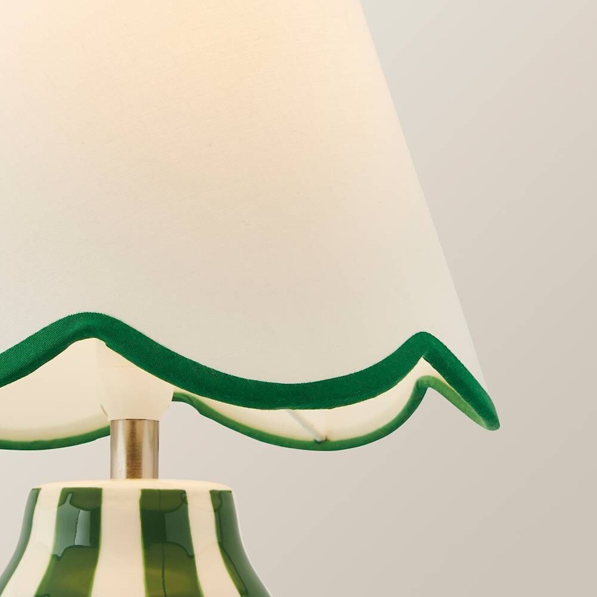 Everly Stripe Table Lamp with Scallop Shade green, SO'HOME