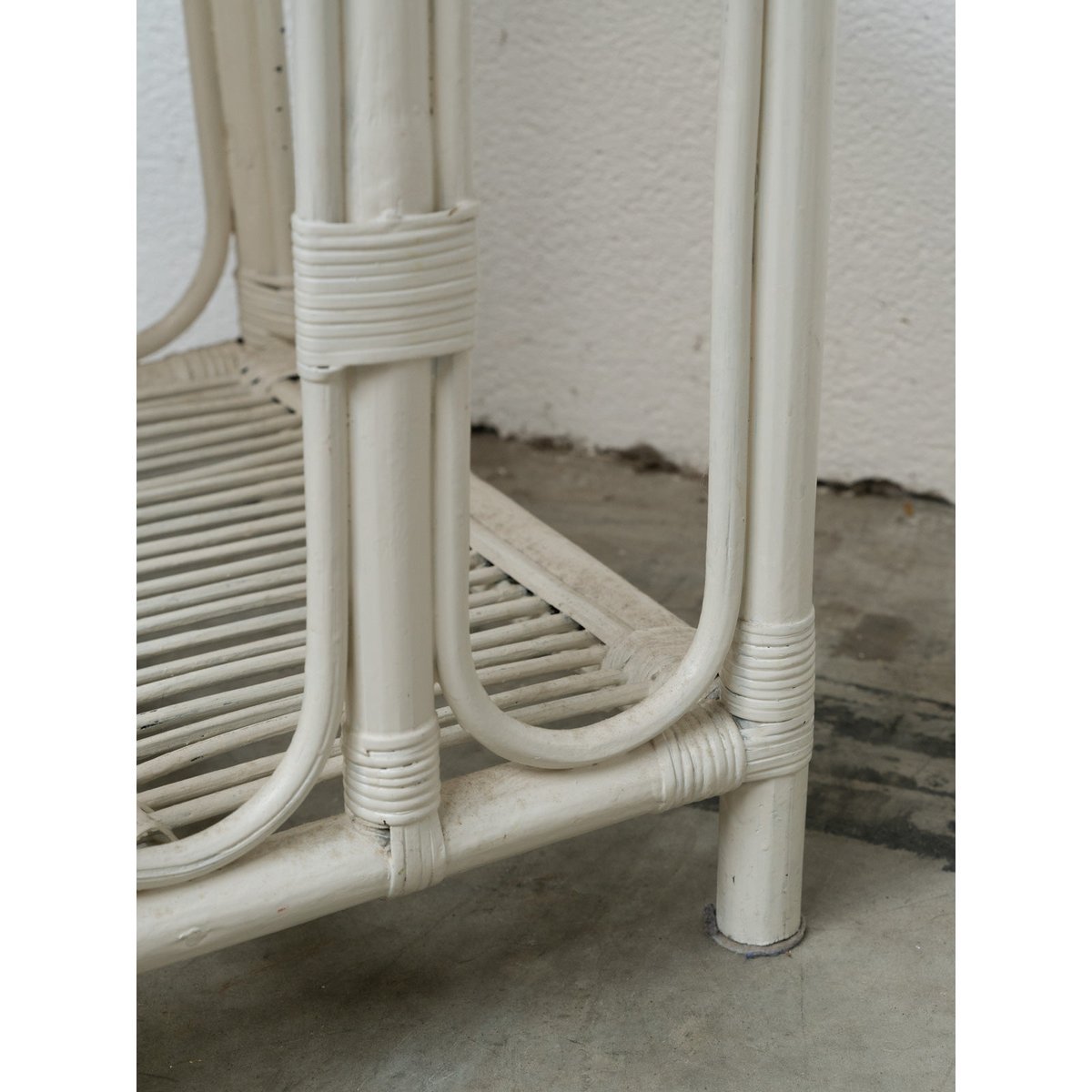Table d'appoint en verre et rotin blanc Francine N°1683 - Bon état blanc, DEBONGOUT