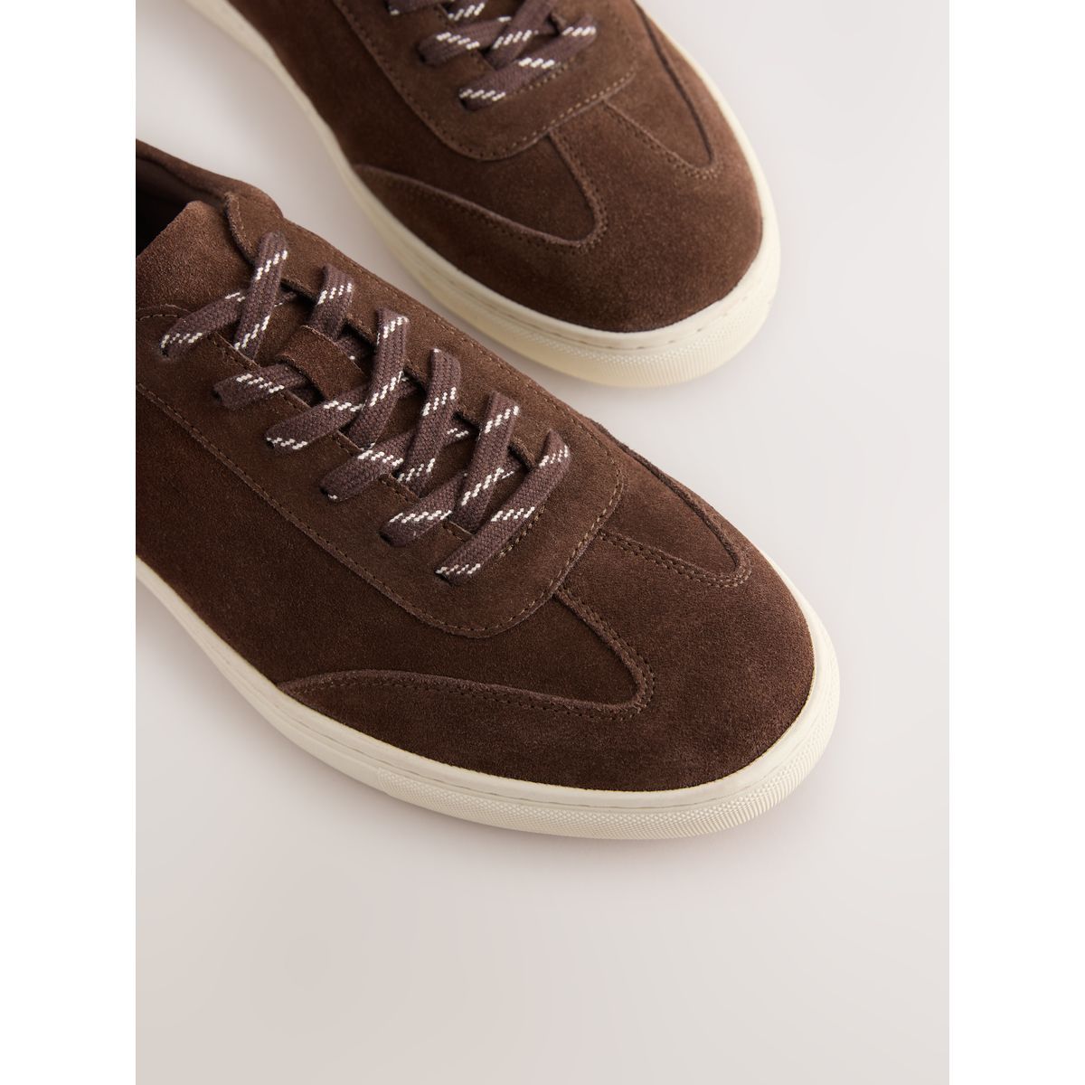 Baskets habillées en daim marron, NEXT