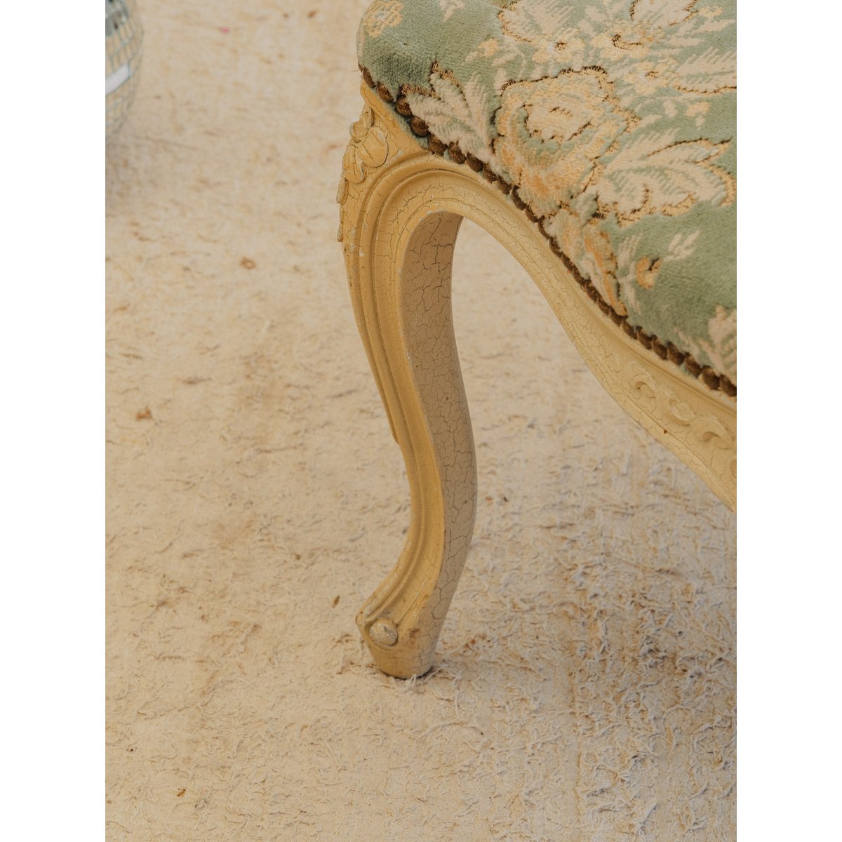 Fauteuil en bois beige et tissu bleu Ernest N°1618 - Bon état beige, DEBONGOUT