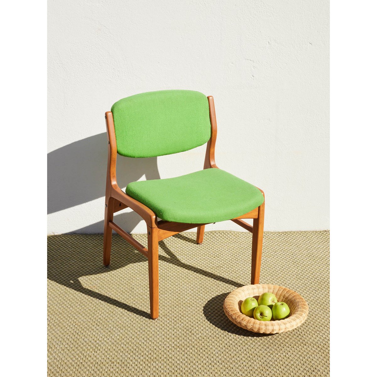 Chaise scandinave verte Alma N°1927 - Bon état bois clair, DEBONGOUT