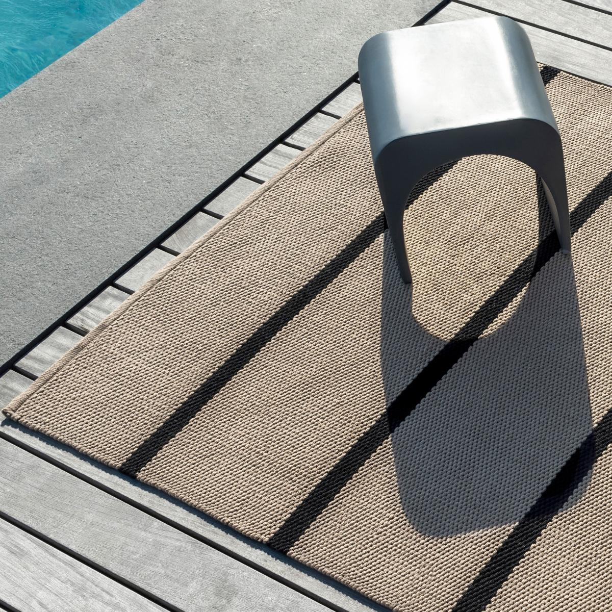 Tapis extérieur kilim fait main en PET DECK 2 beige, noir, UN AMOUR DE TAPIS