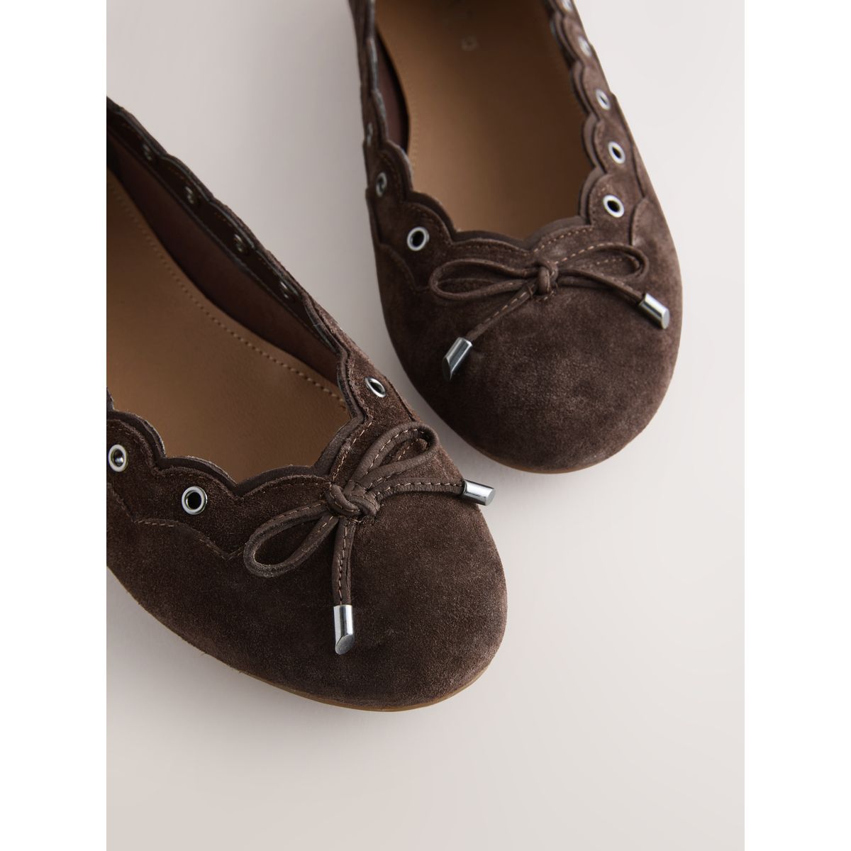 Ballerines festonnées en cuir forever comfort marron chocolat, NEXT