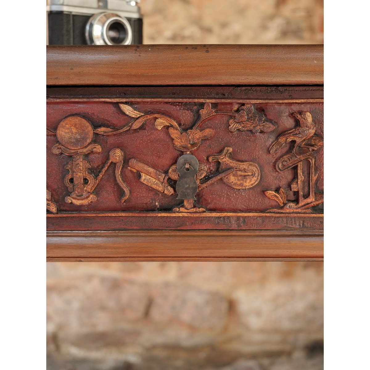 Table d'appoint au tiroir sculpté Francine N°1584 - Bon état bois foncé, DEBONGOUT
