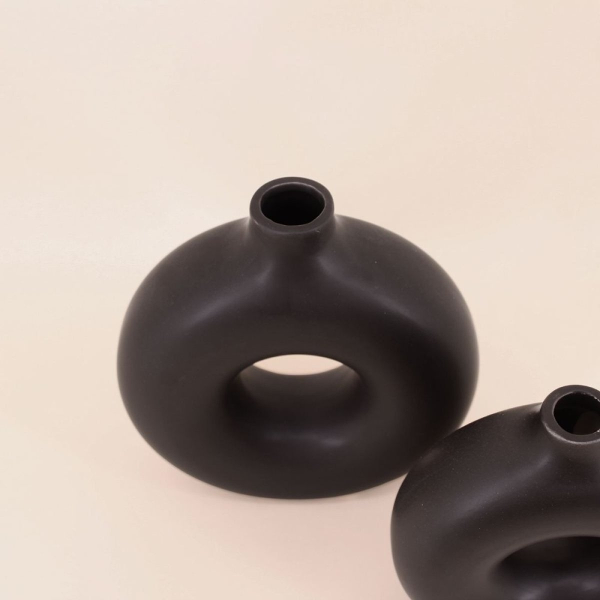 Set de 2 vases donuts en céramique noir, ORNAMI