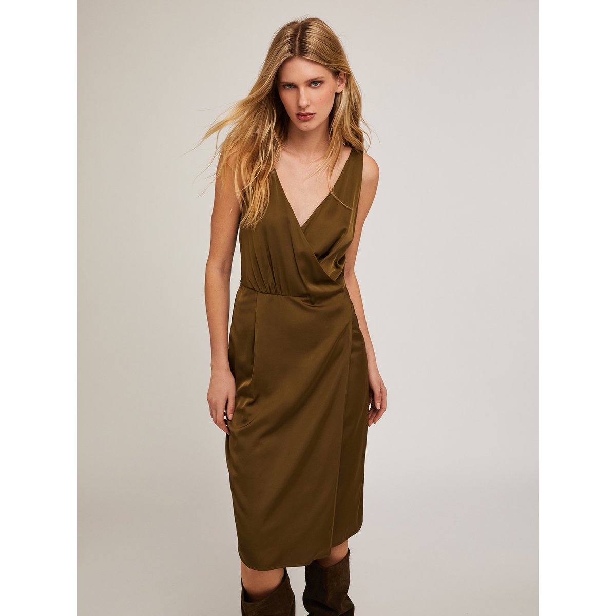 Robe courte en satin à encolure croisée verde militare, MOTIVI