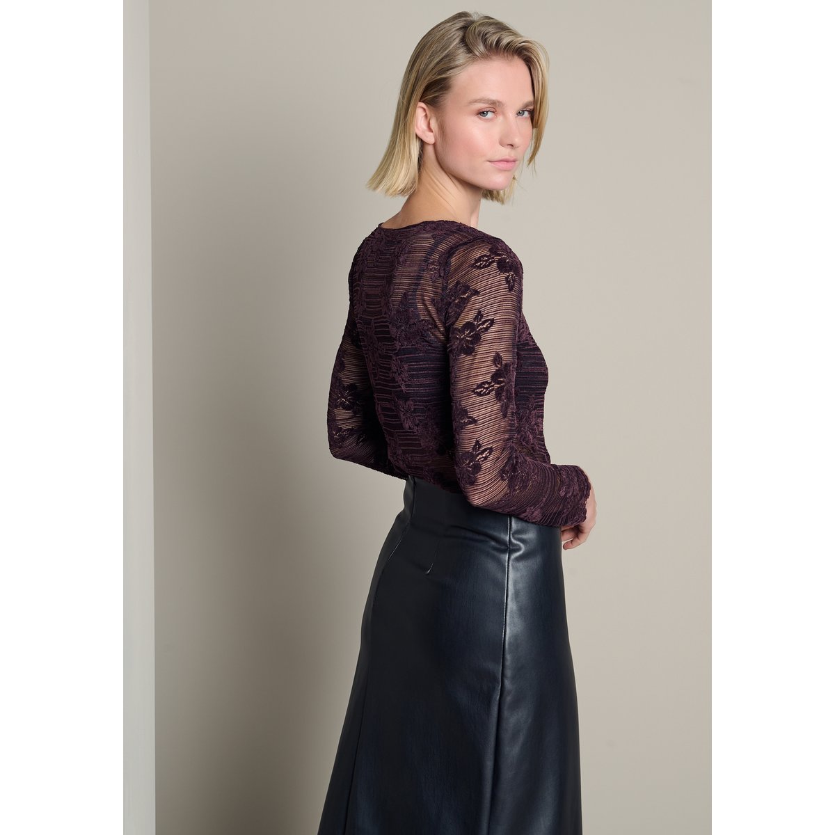T-shirt col montant en dentelle aubergine, LOLALIZA