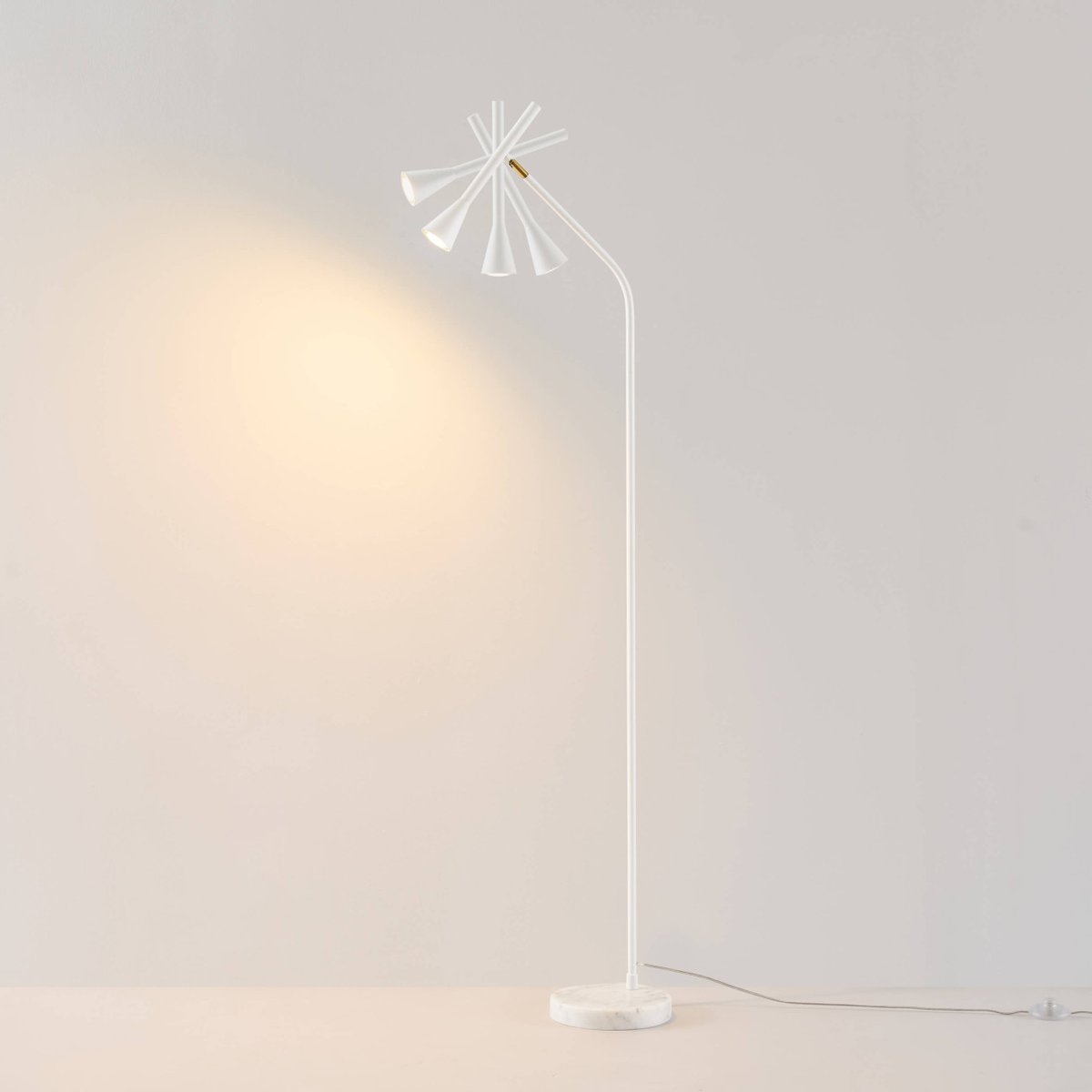 Lampadaire liseuse sobre et stable - HOLEN blanc et doré, KOSILUM