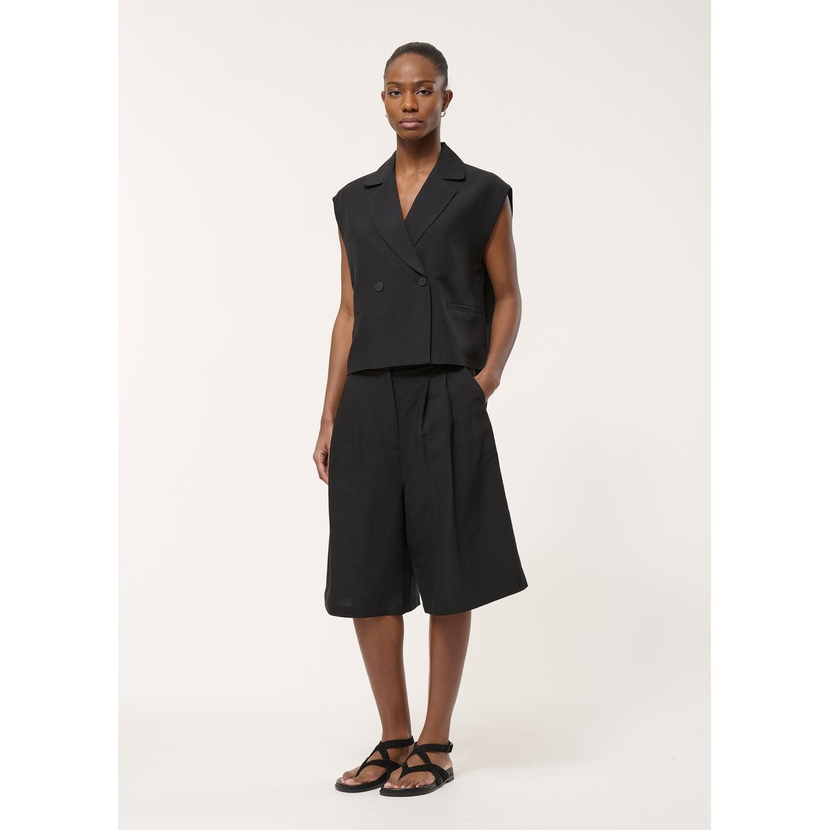 Veste tailleur courte sans manches noir, HUMILITY