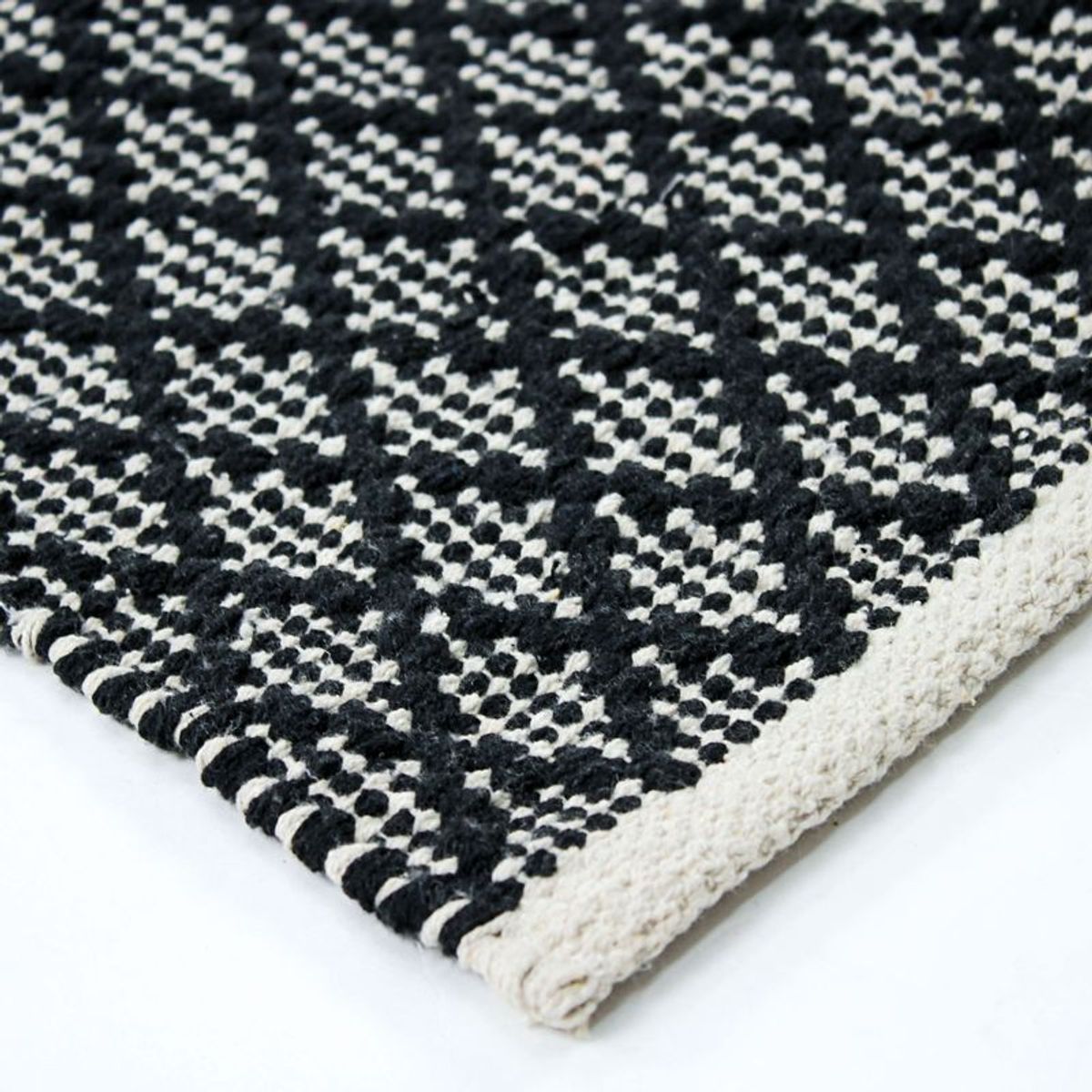 Tapis salon artisanal en coton écru noir, THE DECO FACTORY