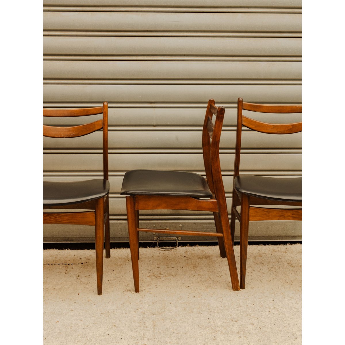Lot de 3 chaises en bois et cuir noir Alma N°2125 - Bon état bois foncé, DEBONGOUT
