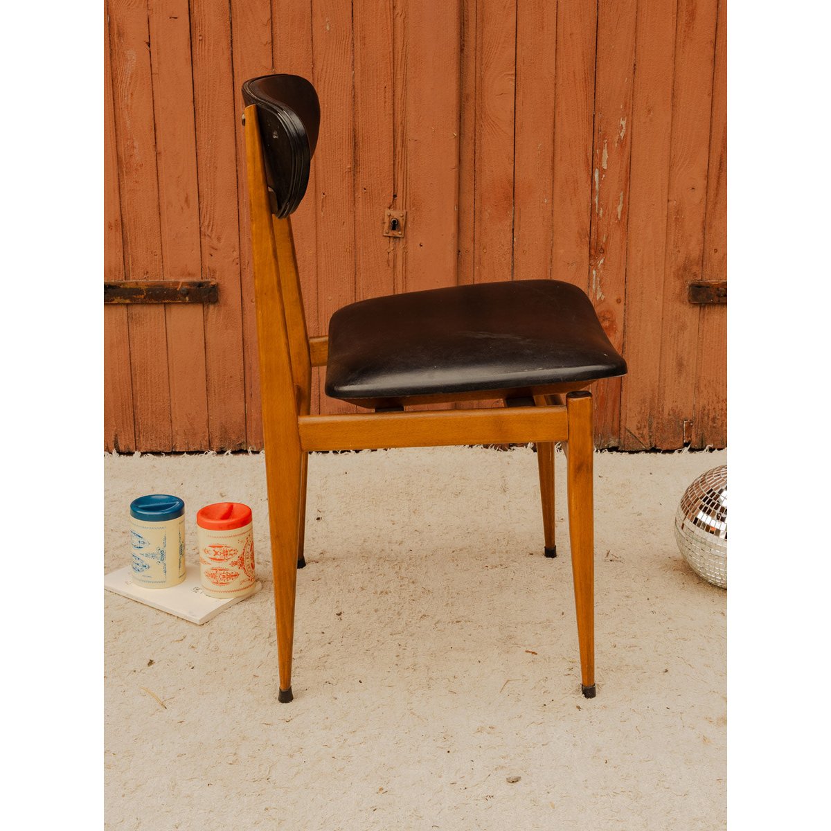 Chaise en bois et cuir noir Alma N°2076 - Bon état bois foncé, DEBONGOUT