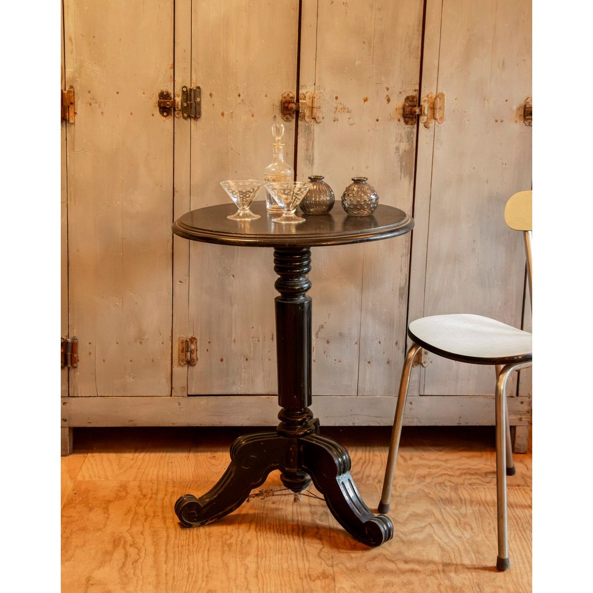 Table d'appoint au pied sculpté Francine N°1611 - Bon état noir, DEBONGOUT