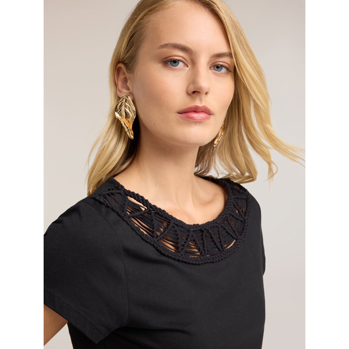 T-shirt avec encolure bateau brodée noir, MOTIVI
