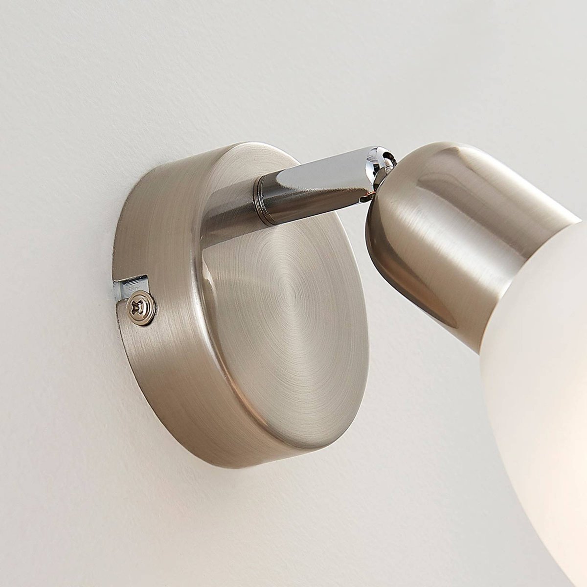 Spot en métal moderne, Paulina blanc albâtre, nickel satiné, LINDBY