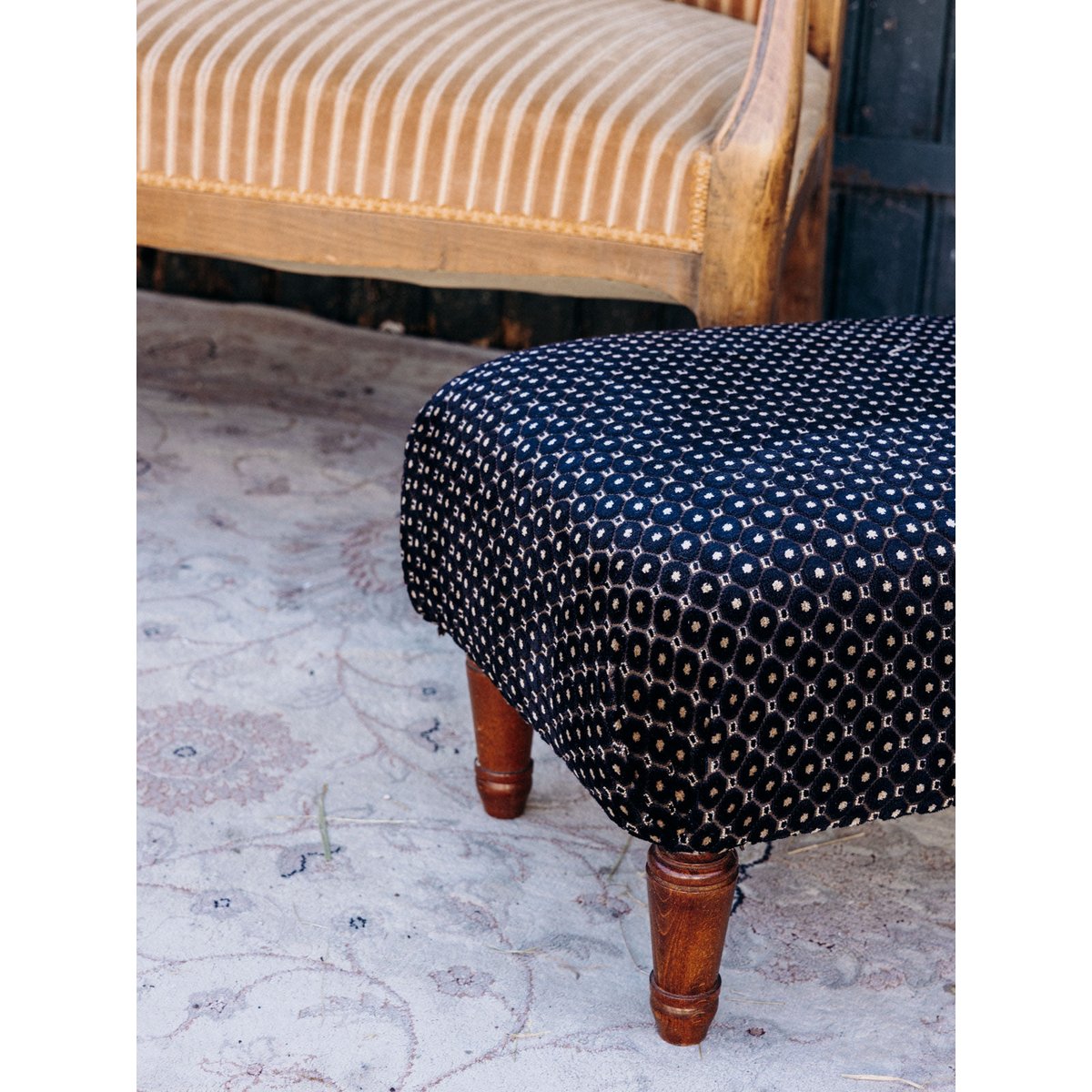 Pouf retapissé en tissu noir à motifs Jean-Philippe N°100 - Bon état noir, DEBONGOUT