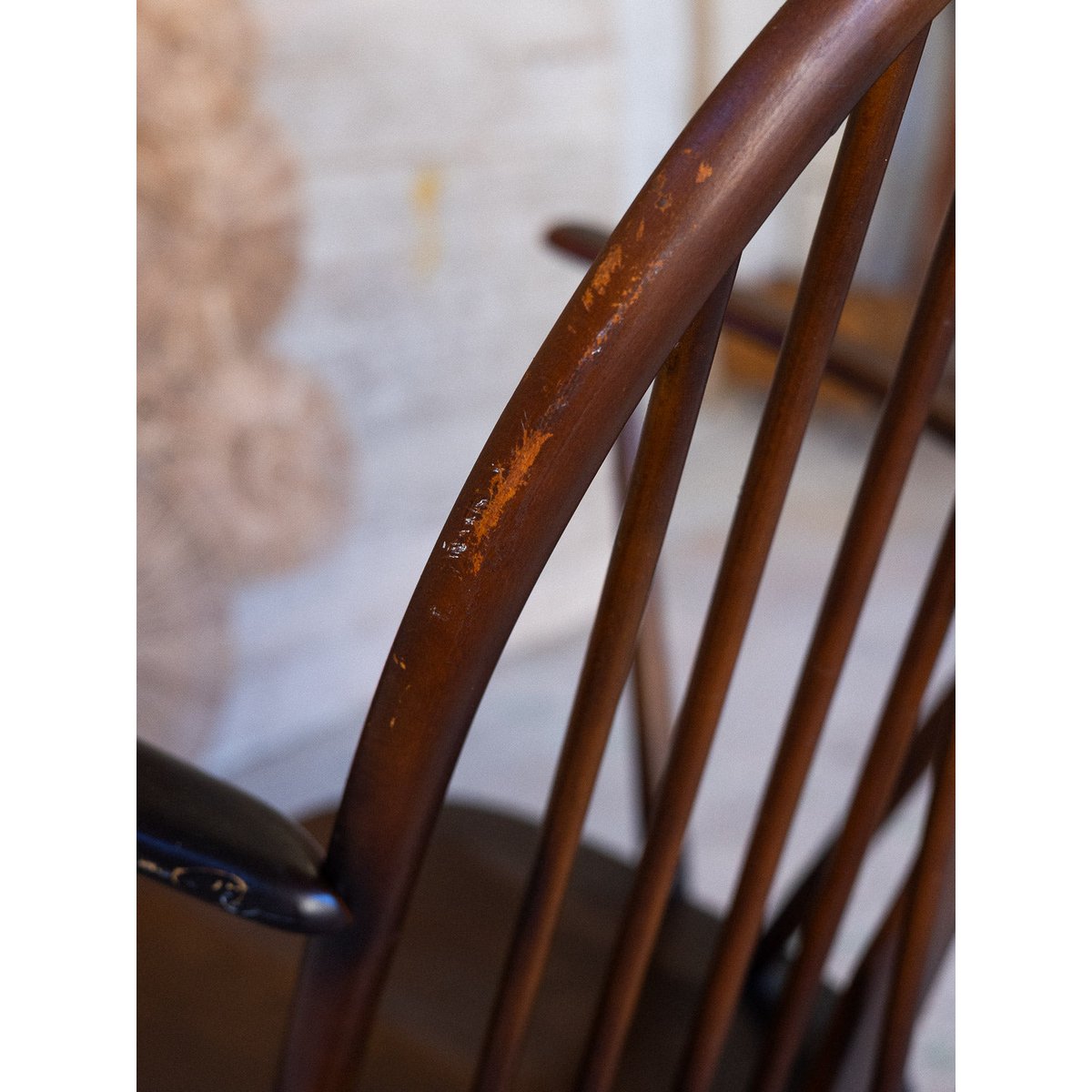 Rocking-chair anglais en hêtre Alibert N°101 - Bon état bois foncé, DEBONGOUT