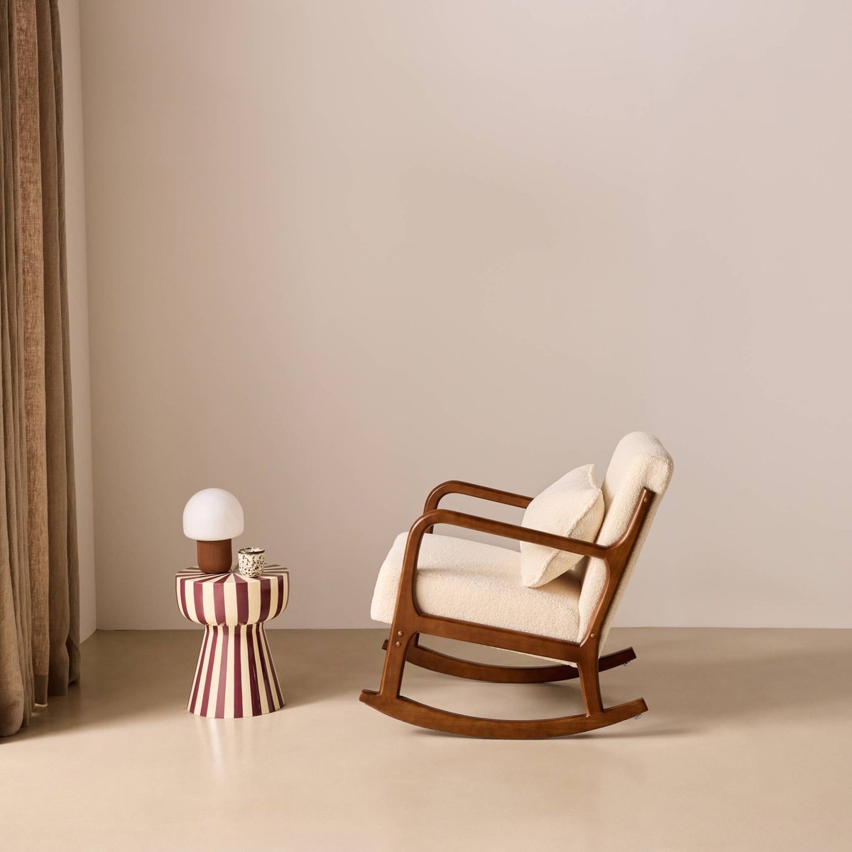 Rocking chair scandinave bois d'hévéa et bouclette LORENS crème, SWEEEK