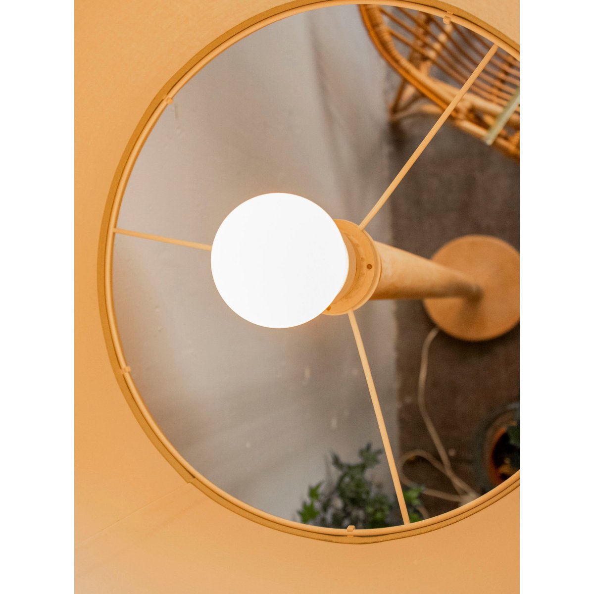 Lampadaire en bois aux lignes épurées Julien N°375 - Bon état bois clair, DEBONGOUT