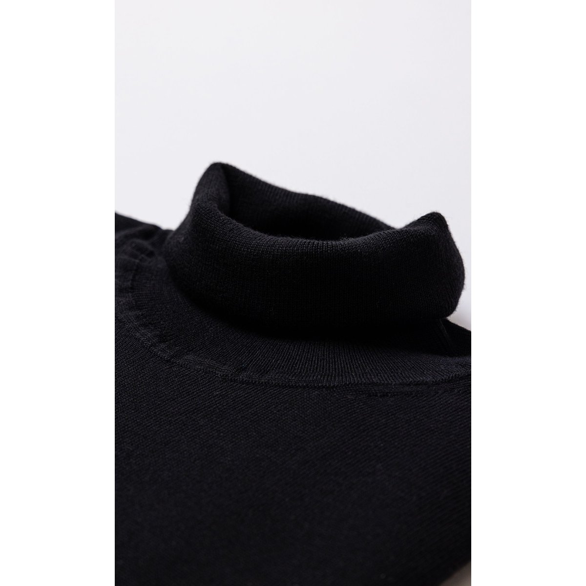 Pull col roulé en laine mérinos noir, ACROSS