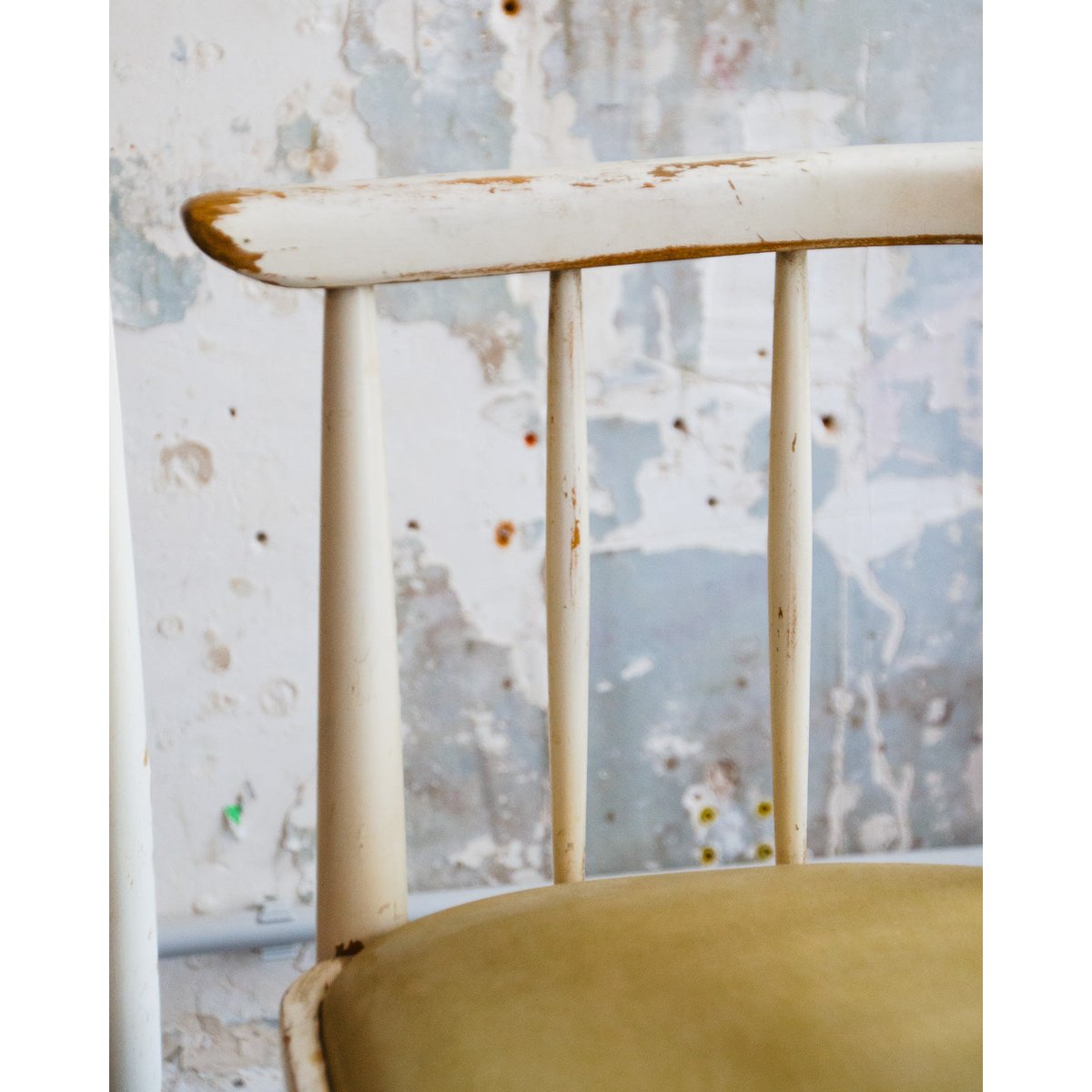 Lot de 4 chaises courbées Claude N°1251 - Bon état bois clair, DEBONGOUT
