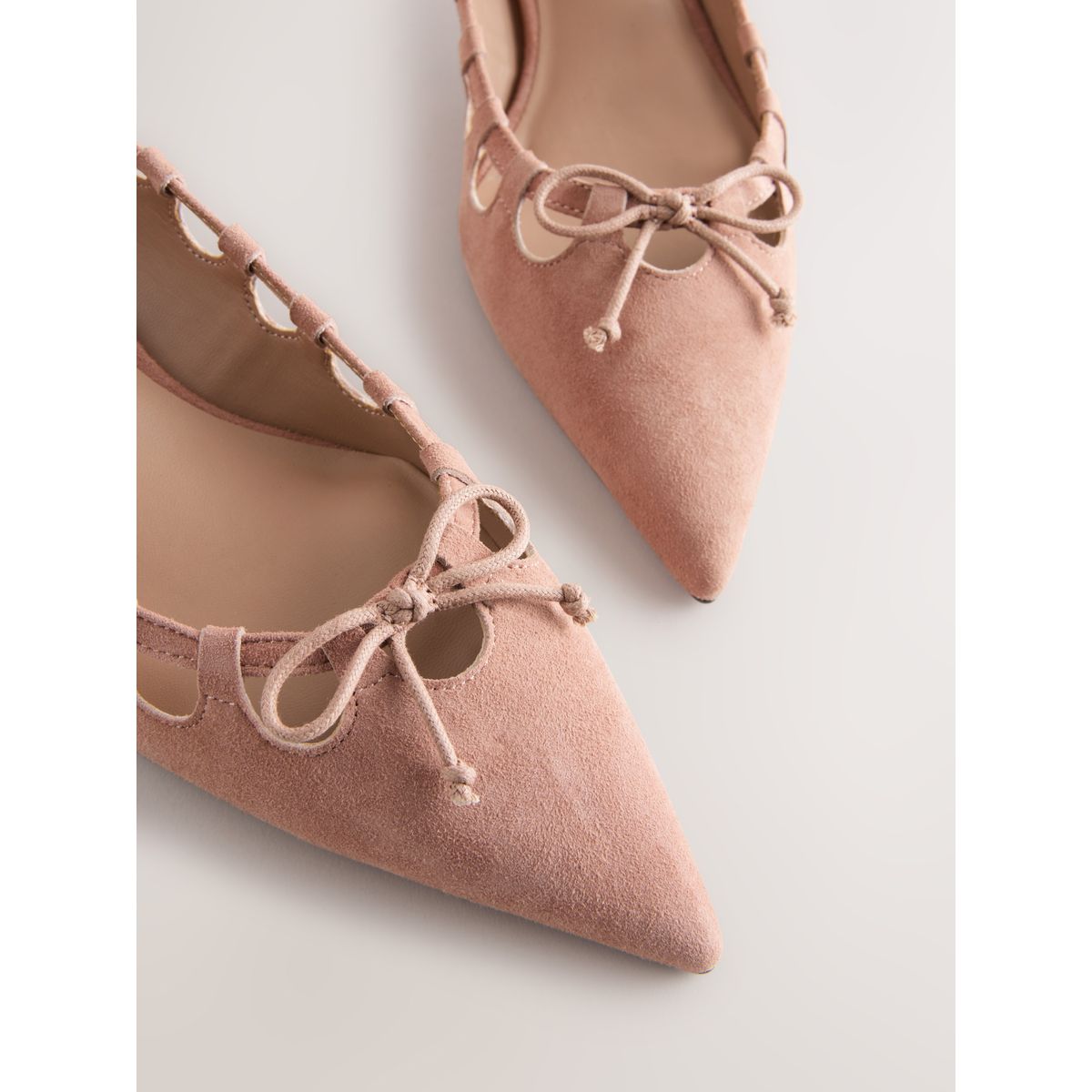 Chaussures en daim à petit talon et découpes rose, NEXT