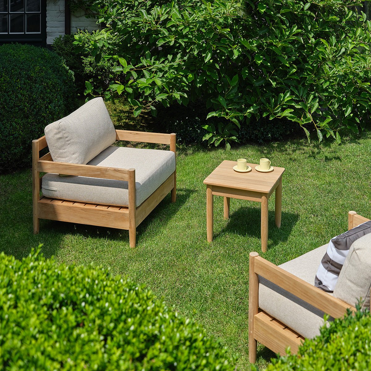 Fauteuil de jardin bas en teck massif avec coussins CALVI beige_chine, BERAH GETAH