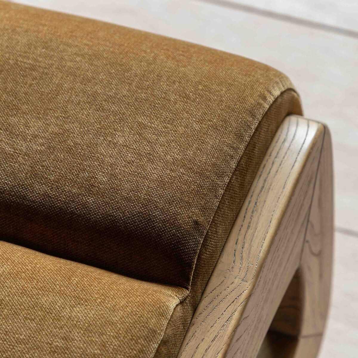 Marzo Velvet Chenille Sculptural Footstool golden, ÉDITÉ