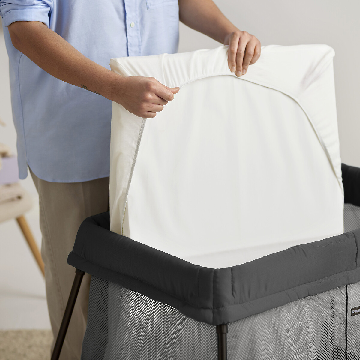 Pack lit parapluie light avec drap housse noir, BABYBJORN