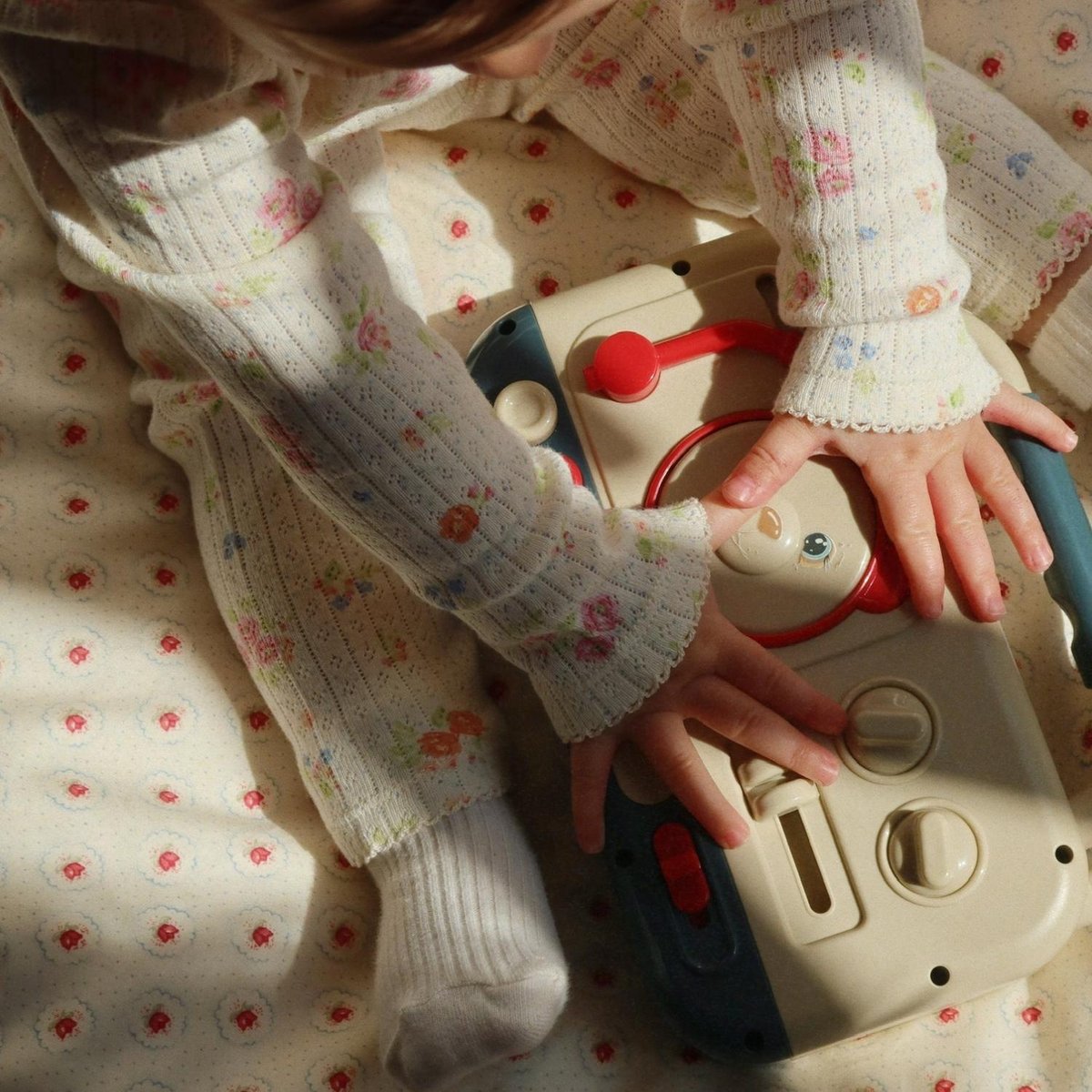 Radio pour bébé beige, bleu, jaune, KONGES SLOJD
