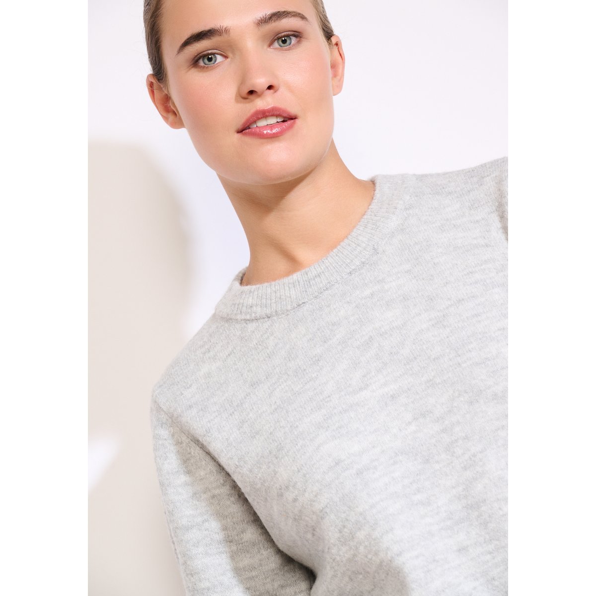 Pull doux à col rond gris clair, LOLALIZA