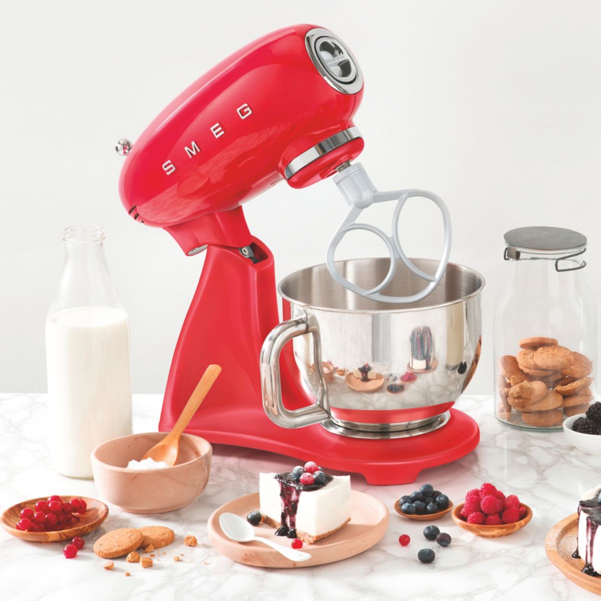 Robot pâtissier tout couleur SMF03 rouge brillant, SMEG