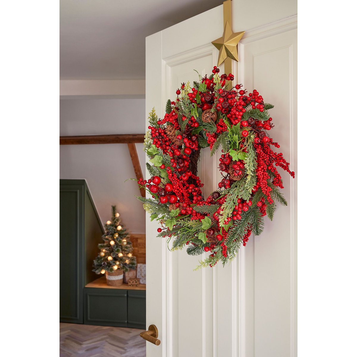 Couronne de Noël avec pommes de pin Ø50 cm NORAH rouge, MICA DECORATIONS