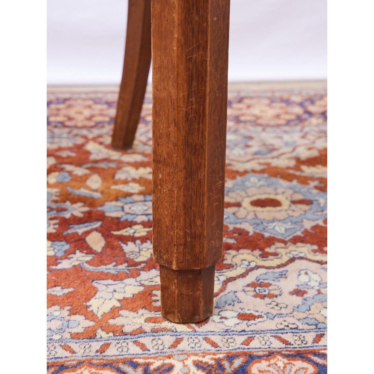 Paire de chaises en noyer art déco Alma N°1727 - Bon état bois foncé, DEBONGOUT