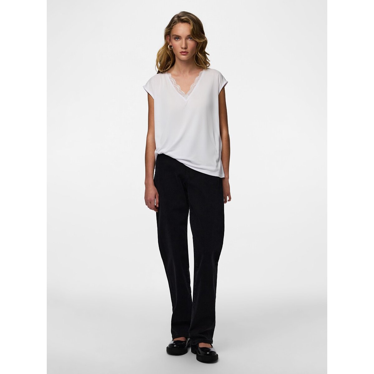T-shirt manches courtes , col V blanc, PIECES