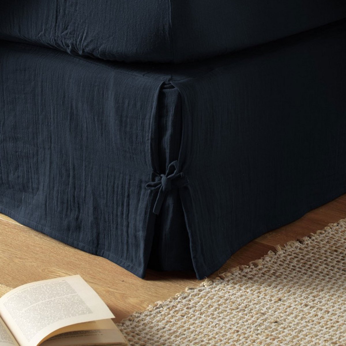 Cache sommier, en 100 % Gaze de coton, avec volant 30 cm bleu foncé, EDEN